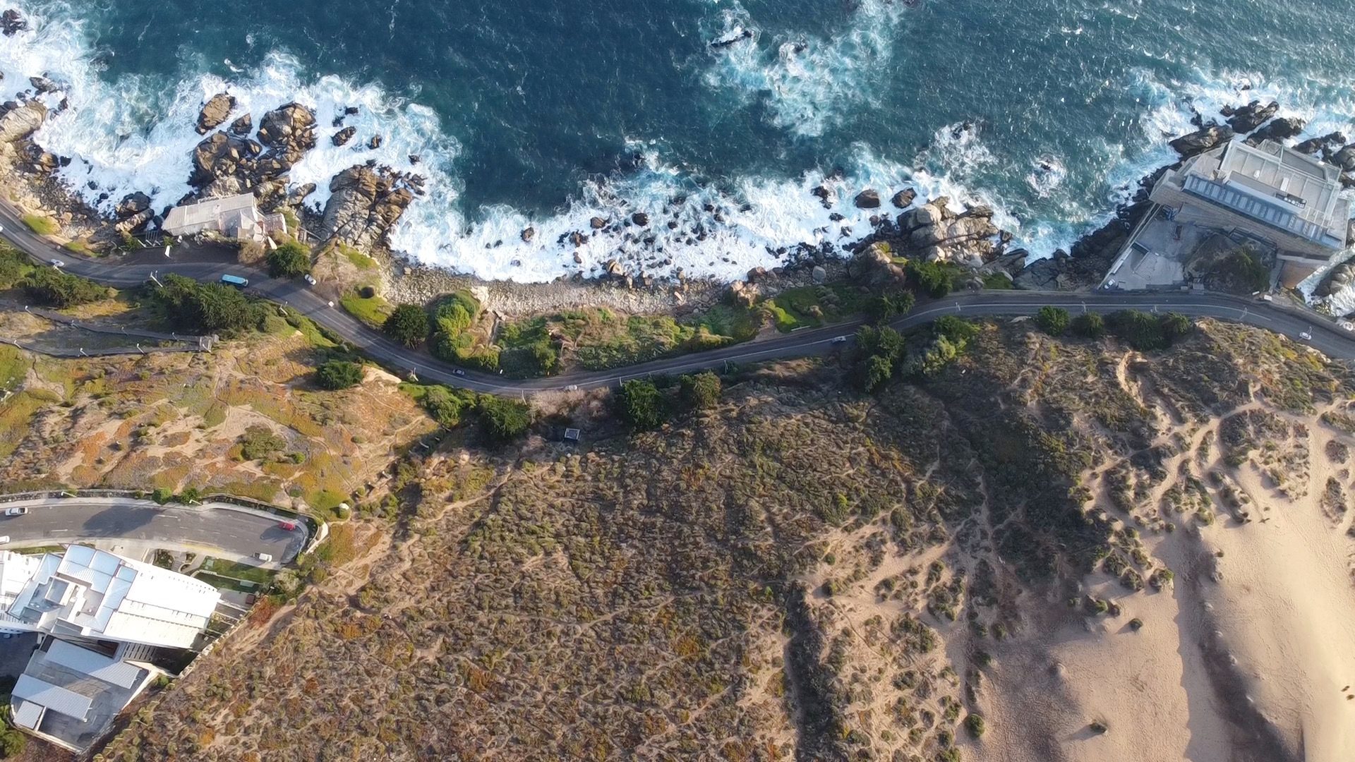 Vista aérea del borde costero de Viña del Mar y Concón, donde la duna llega al mar